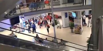 Hinchas de Independiente y Racing se cruzaron en el aeropuerto de Asunción del Paraguay\u002E