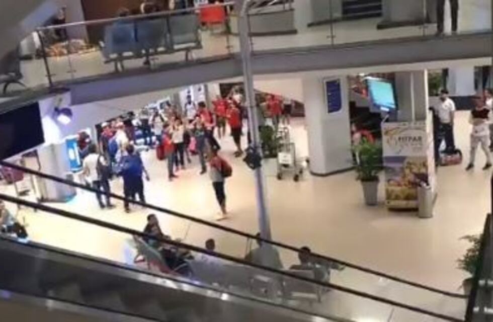 Cantos y chicanas: hinchas de Independiente y Racing se cruzaron en Paraguay