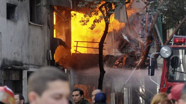 Rosario 06/08/2013: La explosiu00f3n de una caldera ocurrida esta mau00f1ana en un edificio ubicado en rnSalta entre Balcarce y Orou00f1o del centro de la ciudad de Rosario, deju00f3 numerosas personas heridas y varias atrapadas bajo los escombros. rnFlames are seen after a fire that erupted following an explosion caused by a gas leak in an apartment building in Rosario city, in the province of Santa Fe, August 6, 2013. According to local authorities, eight people died and at least 50 were injured as firefighters and rescue workers continued to search for people who are trapped in the area. The explosion caused most of the front of the building to collapse and started a fire in the lobby and first floor of the building. REUTERS/Federico Fernandez (ARGENTINA - Tags: DISASTER) rosario  rosario tragedia  explota edificio por perdida de gas derrumbe  torre 9 pisos 12 muertos tragedia explosion edificio perdida gas escape
