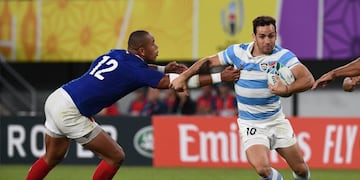 Argentina's fly-half Nicolas Sanchez (R) is is tackled by France's centre Gael Fickou during the Japan 2019 Rugby World Cup Pool C match between France and Argentina at the Tokyo Stadium in Tokyo on September 21, 2019\u002E (Photo by FRANCK FIFE / AFP)
