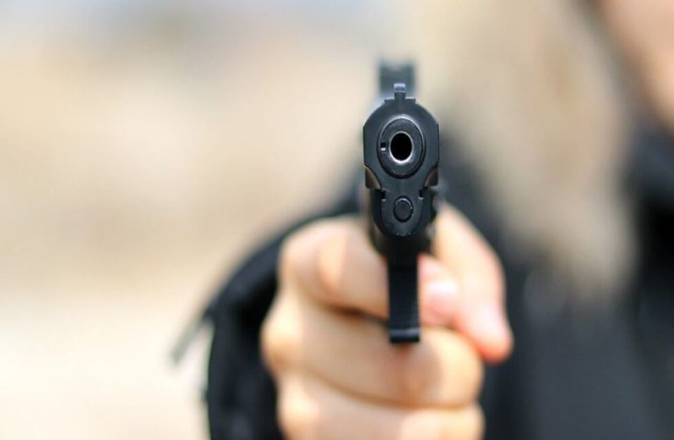 Al no obtener la respuesta que deseaba sacó un arma de fuego y amenazó a los empleados municipales