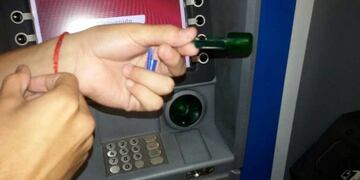Detienen a un brasileño que montó un sistema para clonar tarjetas en un cajero de Palermo\u002E (Foto: Clarín)