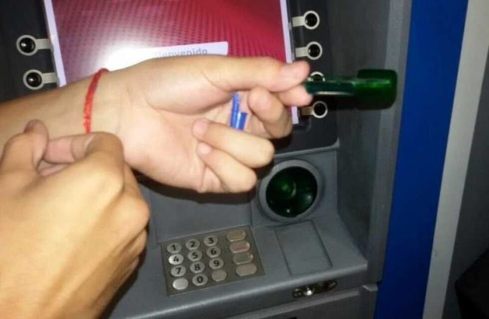 Detienen a un brasileño que montó un sistema para clonar tarjetas en un cajero de Palermo