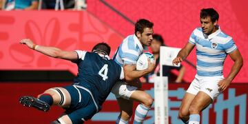 Argentina's fly-half Nicolas Sanchez (C) is tackled by US lock Nate Brakeley (L) as Argentina's scrum-half Felipe Ezcurra watches during the Japan 2019 Rugby World Cup Pool C match between Argentina and the United States at the Kumagaya Rugby Stadium in Kumagaya on October 9, 2019\u002E (Photo by Odd ANDERSEN / AFP)