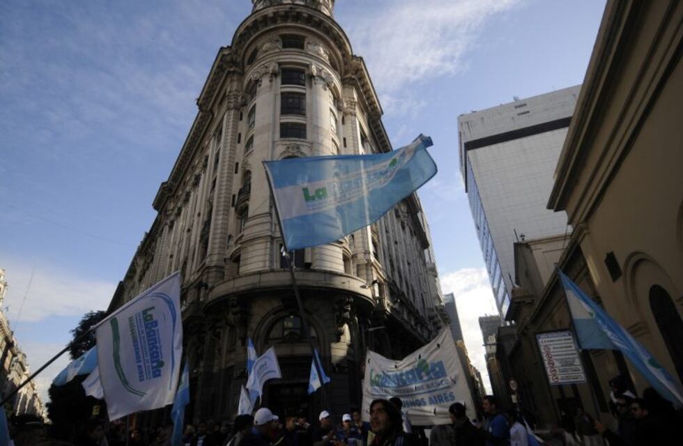 El gremio bancario paró tres horas por paritarias y reiterará la protesta este jueves