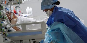 A nurse takes care of a patient suffering from covid-19 at the emergency unit of La Timone hospital in Marseille, southeastern France, on September 11, 2020\u002E (Photo by Christophe SIMON / AFP)