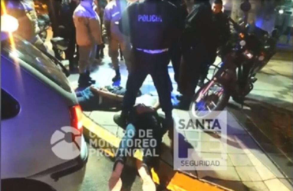 Sin límites: se subieron al cantero central de Oroño para evadir un control de alcoholemia