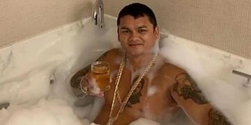 ¿Otra provocación del Chino Maidana? Ahora enciende habanos con dólares