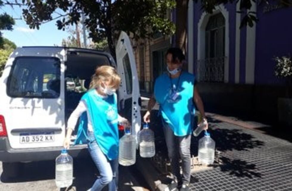 La Municipalidad de Córdoba entrega alcohol en gel en los geriátricos