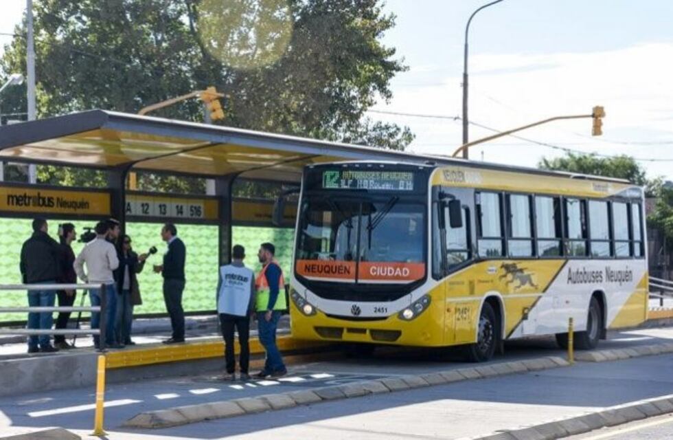 Dietrich llega a Neuquén para inaugurar el MetroBus