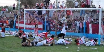 Jugadores e hinchas de Argentino de Marcos Juárez festejando el campeonato 2011
