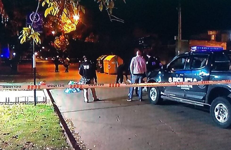 Motociclista baleado falleció frente a un polideportivo municipal