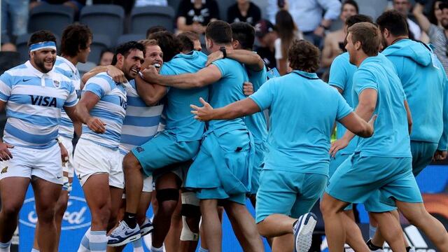 Argentina's players celebrate their victory at the end of the 2020 Tri-Nations rugby match between the New Zealand and Argentina at Bankwest Stadium in Sydney on November 14, 2020\u002E (Photo by David Gray / AFP) / / IMAGE RESTRICTED TO EDITORIAL USE - STRICTLY NO COMMERCIAL USE