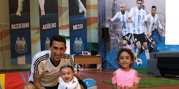Ángel Di María recibió a las pequeñas Pía y Mía\u002E (@angeldimariajm)