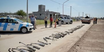 Destrucción de caños de escape en Arroyito