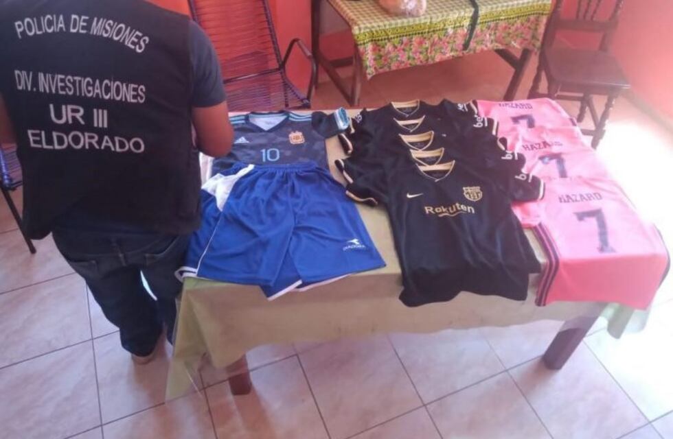 La policía recuperó camisetas de fútbol y un celular que habían sido robados