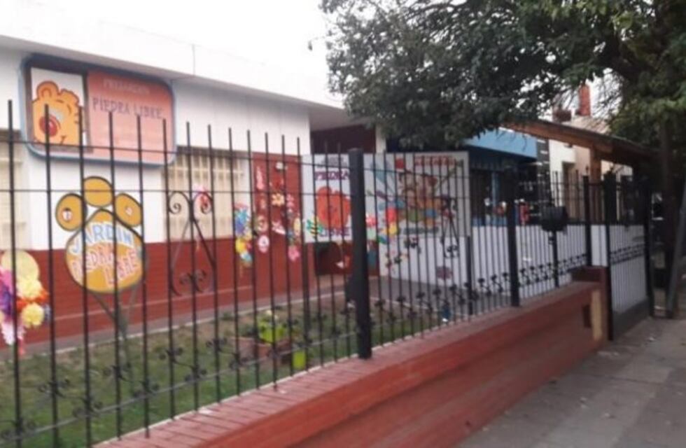 Le robaron el auto con su bebé adentro: se colgó del vehículo para evitarlo