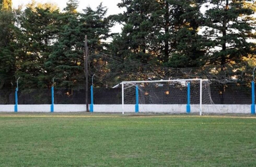 En un partido de inferiores, niños sacaron de la cancha a un padre que le quería pegar al árbitro