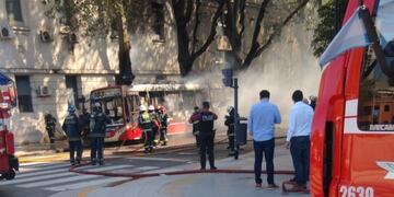 Se incendió un colectivo en San Telmo (Foto: Twitter/REB2711))