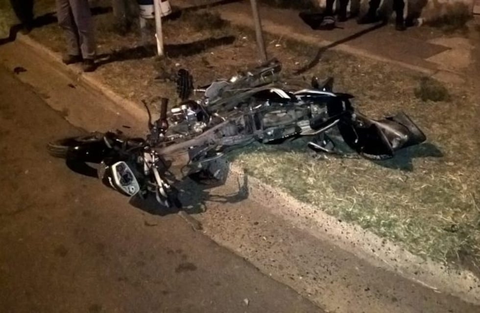 Murió un motociclista tras chocar con un camión estacionado de alumbrado público