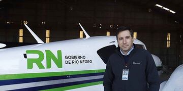 Gustavo Artacho junto al Piper PA-23 Aztec remodelado y reacondicionado para servir como avión sanitario\u002E
