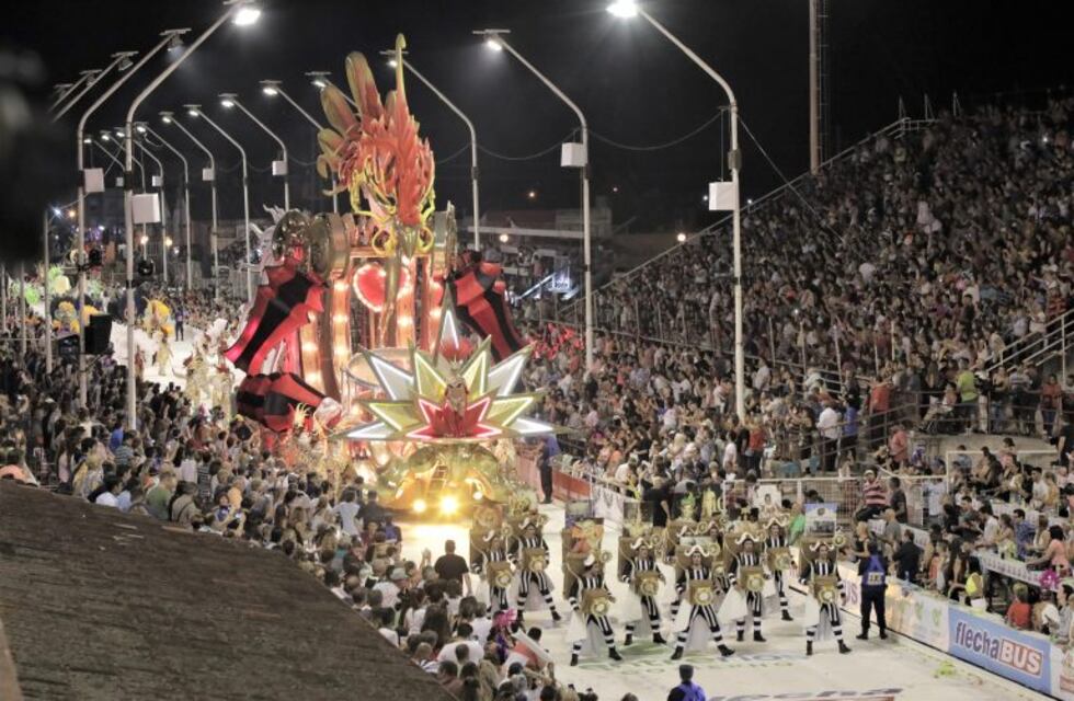 Con impactante brillo y color, vibró el corsódromo de Carnaval del País con más de 25 mil personas