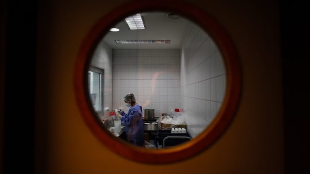 Personal médico realiza recorridos de rutina para controlar pacientes COVID-19. (Foto: EFE/ Juan Ignacio Roncoroni)