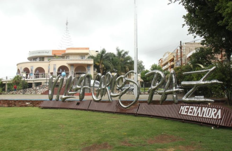 "Villa Carlos Paz me enamora" en letras corpóreas