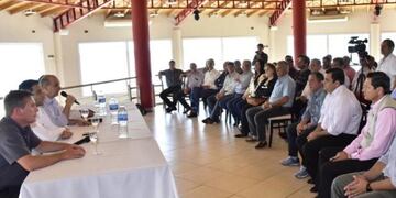 Los intendentes de Misiones reunidos en San Ignacio para notificarles de la compensación por la quita del fondo sojero\u002E