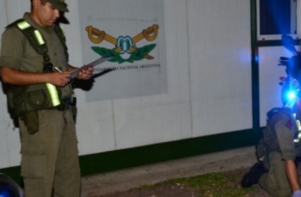 Una mujer vio un control policíal, se bajó del auto y empezó a correr