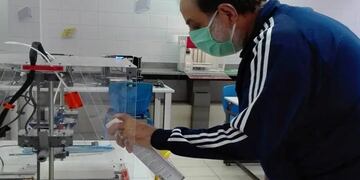 En Caballito fabrican máscaras aptas para el uso de profesionales de la salud (Foto: Gentileza)