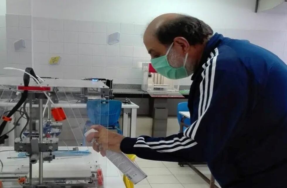 Coronavirus: docentes de Caballito reunieron 15 impresoras 3D y fabrican máscaras para médicos y enfermeros