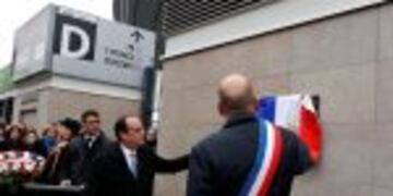 FRA210. Paris (France), 13/11/2016.- French President Francois Hollande (C-L) and Saint-Denis Mayor Didier Paillard (R) unveil a commemorative plaque outside the Stade de France stadium, in Saint-Denis, near Paris, France, during a ceremony marking the one year anniversary of the Paris attacks of November 2015 in which 130 people were killed, in Paris, France, 13 November 2016. The President is due to visit each attack site to unveil a commemorative plaque. (Atentado, Francia) EFE/EPA/PHILIPPE WOJAZER/POOL MAXPPP OUT