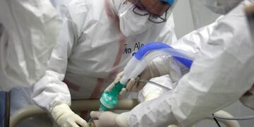 Doctors and nurses tube a COVID-19 patient to connect a ventilator in the ICU of the National Hospital in Itagua, Paraguay, Monday, Sept\u002E 7, 2020\u002E (AP Photo/Jorge Saenz)