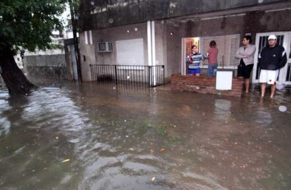 Inundaciones, cortes de energía y evacuados por las fuertes lluvias en localidades del centro santafesino
