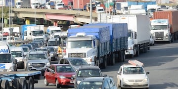Estrictos controles de las fuerzas de seguridad en los accesos a la ciudad de Buenos Aires durante el inicio de una cuarentena más estricta en el AMBA. (Clarín)