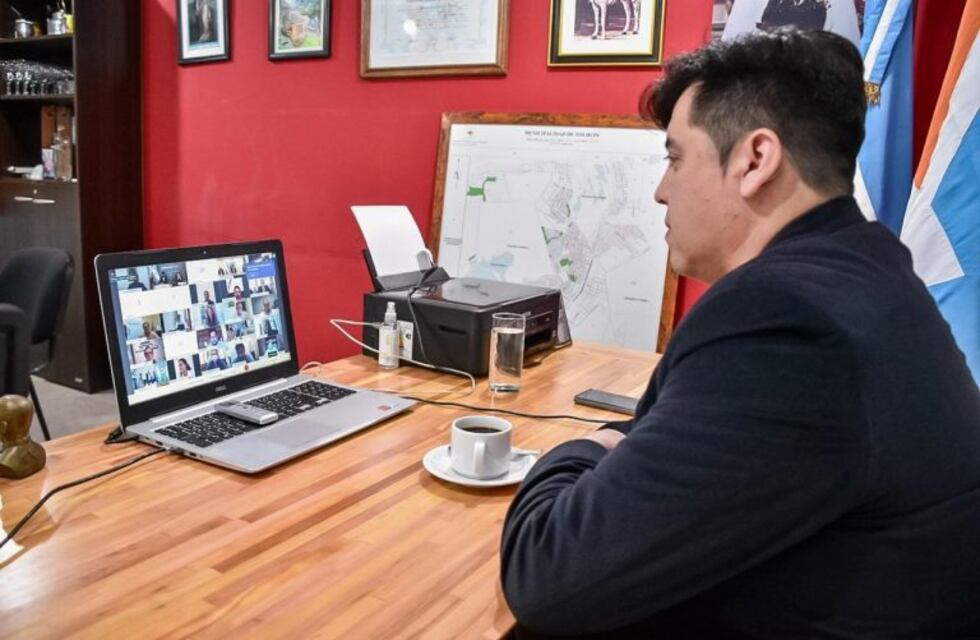 Tolhuin participo del lanzamiento del programa "Municipios de Pie"