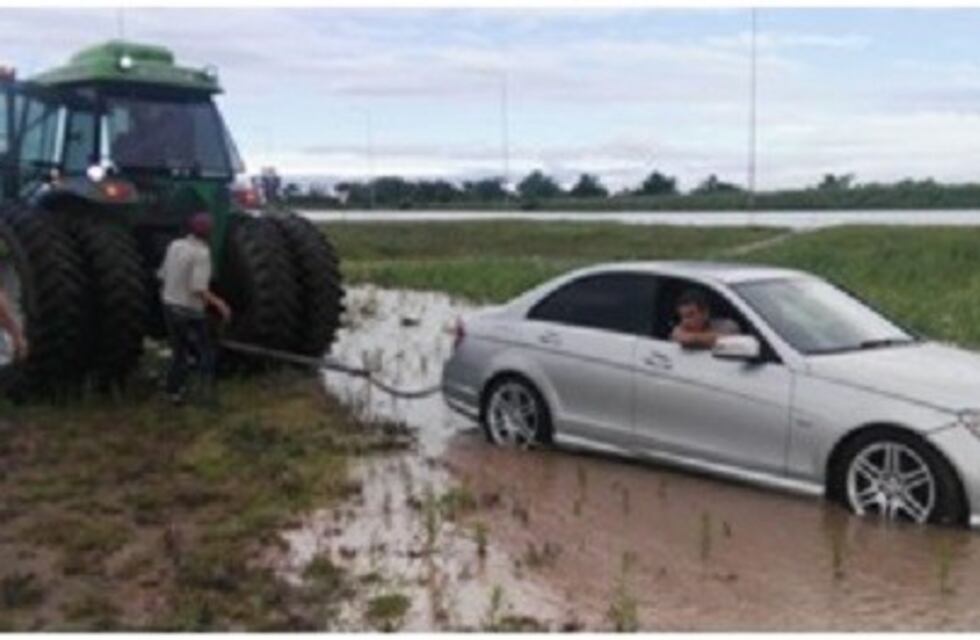 El agua sobre la ruta lo hizo perder el control y fue a parar al cantero central de la autovía