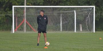 El DT Diego Cagna, el único que se presentó a la práctica de este jueves\u002E