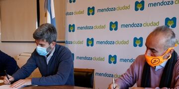 El intendente Ulpiano Suarez firmó un convenio con el sindicato de Vendedores de Diarios y Revistas de Mendoza\u002E