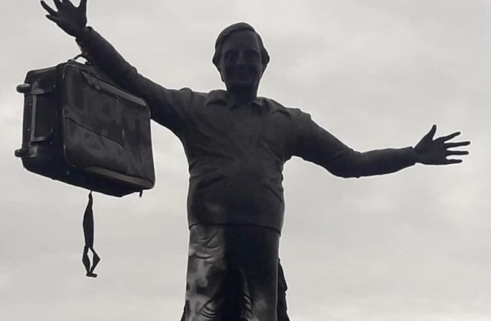 Río Turbio: le pusieron un bolso a monumento de Néstor Kirchner