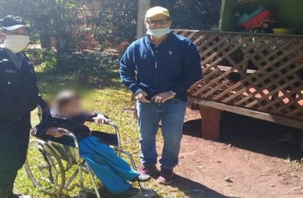 Niño recibió una silla de ruedas donada por Salud Pública