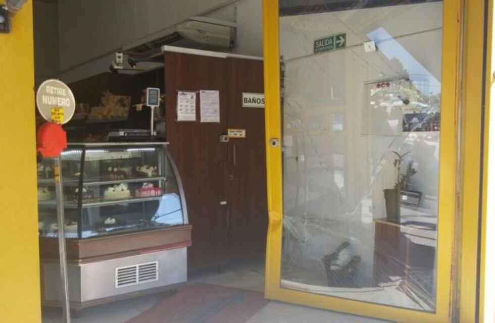 Estrelló su camioneta contra una panadería y se lo llevó detenido un comisario que estaba adentro