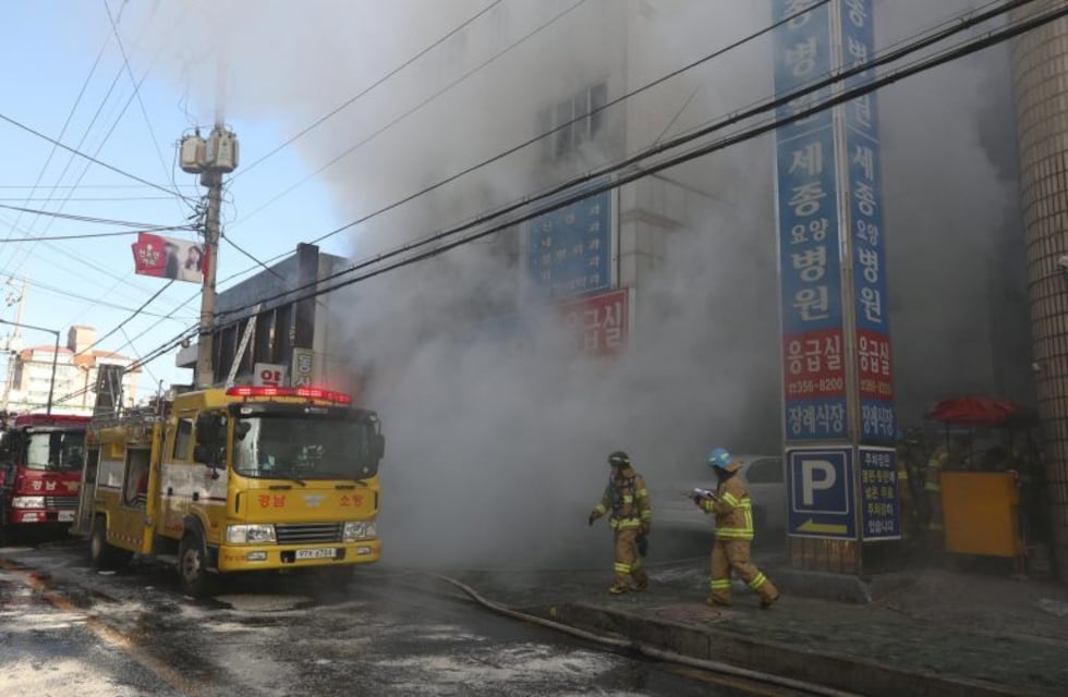 Incendio en un hospital de Corea del Sur: corrigen las víctimas y son 37 los muertos