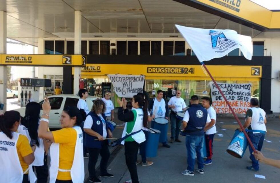 Denuncian despidos y toman estación de servicios en avenida Colón