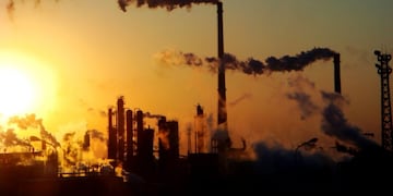 QHT001 TIANJIN (CHINA), 31/05/2017\u002E- Fotografía de archivo con fecha del 23 de diciembre del 2018 que muestra el humo emitido desde las torres de una planta química en Tiajin (China)\u002E El presidente de EE\u002EUU\u002E, Donald Trump, anunció hoy, 31 de mayo del 2017, que anunciará si su país continúa o no en el Acuerdo climático de París \