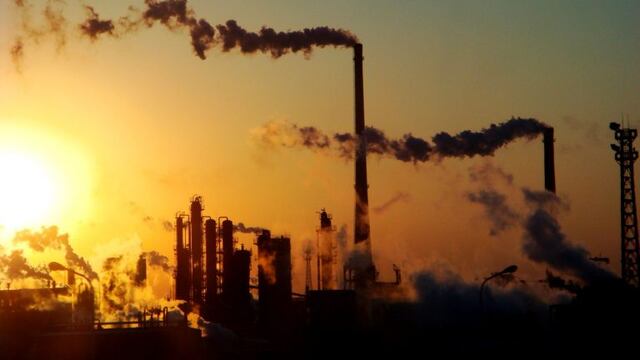 QHT001 TIANJIN (CHINA), 31/05/2017\u002E- Fotografía de archivo con fecha del 23 de diciembre del 2018 que muestra el humo emitido desde las torres de una planta química en Tiajin (China)\u002E El presidente de EE\u002EUU\u002E, Donald Trump, anunció hoy, 31 de mayo del 2017, que anunciará si su país continúa o no en el Acuerdo climático de París \