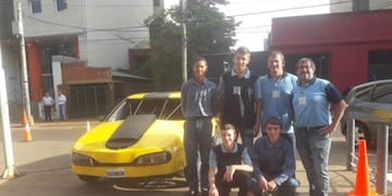 20 alumnos transformaron un auto abandonado en un robot \