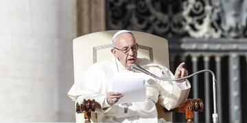 VTC03\u002E CIUDAD DEL VATICANO (VATICANO), 25/10/2017\u002E- El papa Francisco (c) preside la audiencia general de los miércoles en la plaza de San Pedro del Vaticano hoy, 25 de octubre de 2017\u002E EFE/ Giuseppe Lami