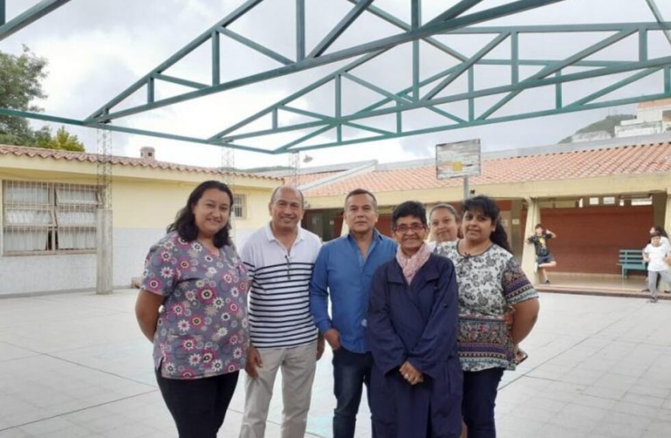 Organizan bingos y venden empanadas para terminar el techo de su escuela